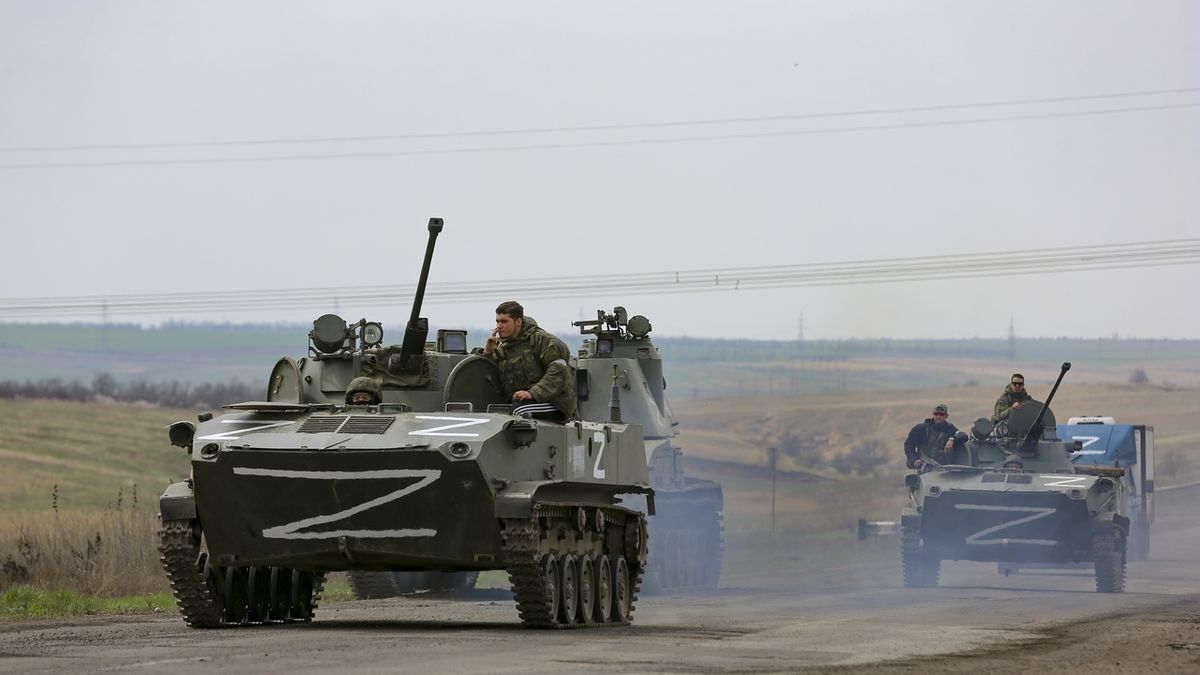 Britská rozvědka: Putin ustoupil od útoku na Azovstal, aby mohl použít jednotky jinde